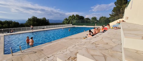 Grande piscine   privée surveillée par maitre nageur