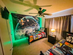 Star Wars Bedroom - 2 Twin Beds Upstairs