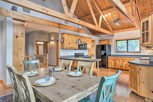Lakehills Vacation Rental | 4BR | 2BA | 2,252 Sq Ft | Steps Required to Access