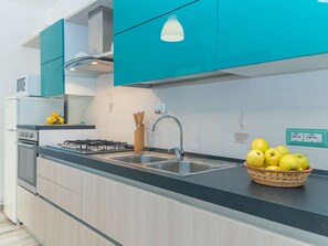 Countertop, Zapfhahn, Spüle, Cabinetry, Sinken, Eigentum, Armatur, Blau, Küche, Azurblau