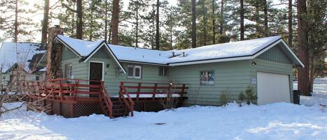 Snow covered Big Bear Cool Cabins, Snowridge