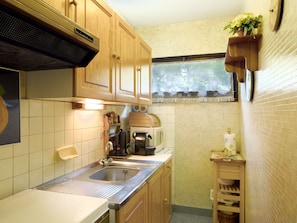 Spüle, Sinken, Eigentum, Cabinetry, Zapfhahn, Countertop, Interior Design, Küche, Armatur, Holz