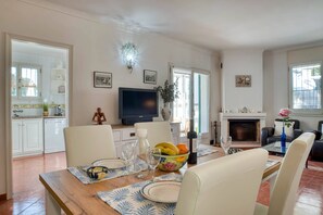 Dining room in a villa for rent in l'Escala
