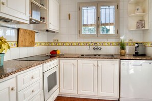Kitchen of the house for rent in l'Escala