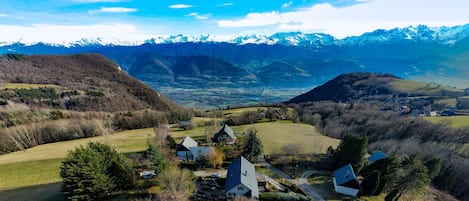 La maison en bas au centre, face au massif de Belledonne