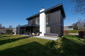 Außenseite Ferienhaus [Sommer]