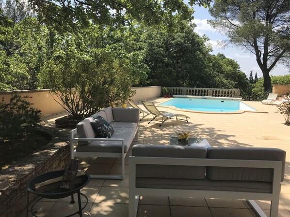 Vue de la terrasse sur la piscine