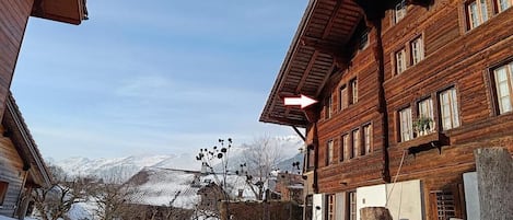 Aussenansicht des Chalets. Die Wohnung befindet sich im Obergeschoss bei der Markierung