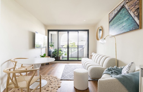 Modern and stylish lounge and dining area with Smart TV (all streaming services)