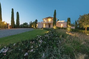 View of Villa Vinci at night