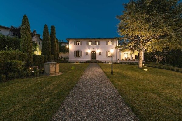 Villa Vinci at night