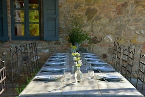Enjoy dinner al fresco