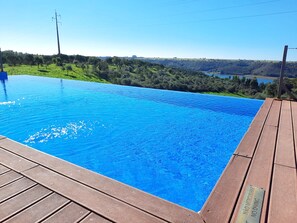 Infinity pool