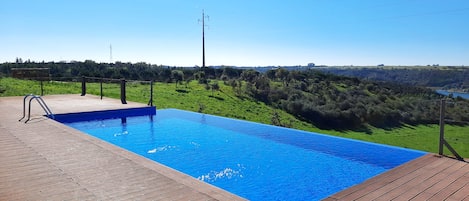 Infinity pool