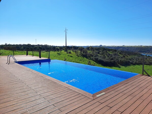 Infinity pool