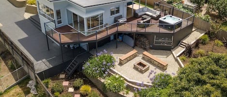 Great deck with bbq and entertaining area,Spa,and firepit