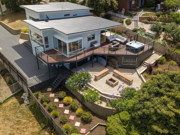 Great deck with bbq and entertaining area,Spa,and firepit