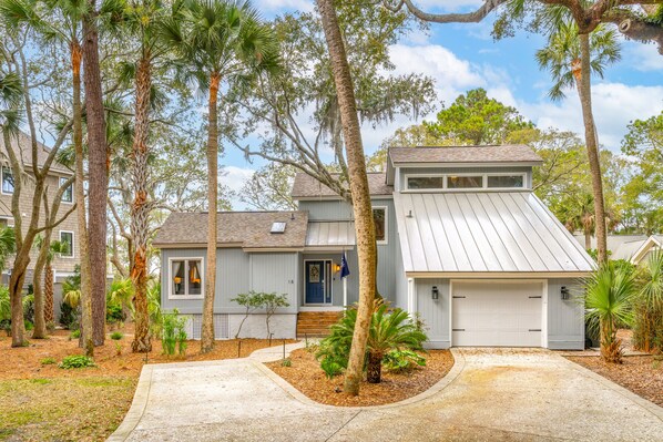 House front. Please keep all beach supplies and bikes in garage.