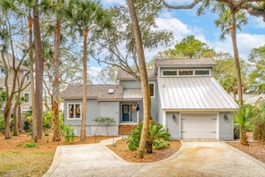 House front. Please keep all beach supplies and bikes in garage.
