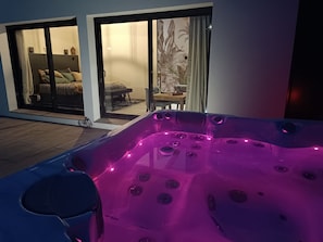 Indoor spa tub