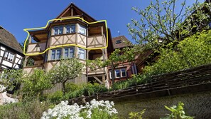 La façade au-dessus du jardin, avec ses 2 petits balcons.