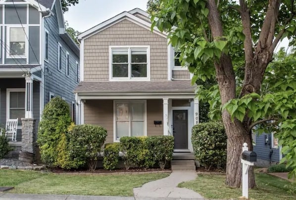 You will love this home and neighborhood! Within 5 minutes to Broadway & more!