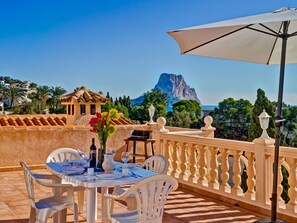 Ciel, Table, Meubles, Propriété, Tableau De Plein Air, La Nature, Bleu Azur, Chaise, Mobilier De Jardin, Bâtiment