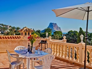 Ciel, Table, Meubles, Propriété, Tableau De Plein Air, La Nature, Bleu Azur, Chaise, Mobilier De Jardin, Bâtiment