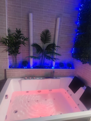 Indoor spa tub