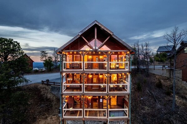 Welcome to Mountain Daze - your mountain luxury escape!
