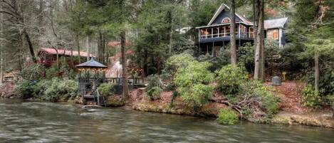 The stunning Riverside Hideaway on the Toccoa River!