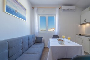 living room area with fully equipped kitchen and dining area