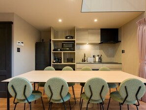 [Building D] Dining and kitchen space