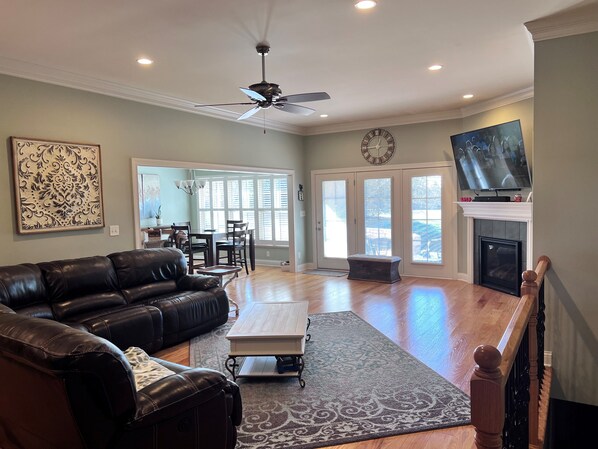 Living room - open floor into kitchen 