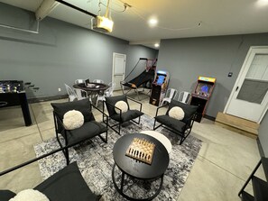 Game room Preview: Arcades, TV, Poker, Sports games. More pics soon!