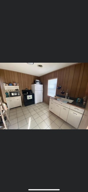 Fully furnished kitchen. Bring your food!