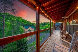 In this cabin, experience romantic moments with views like these.