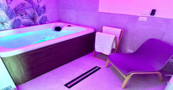 Indoor spa tub