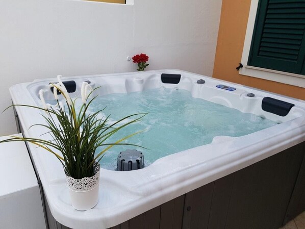 Outdoor spa tub