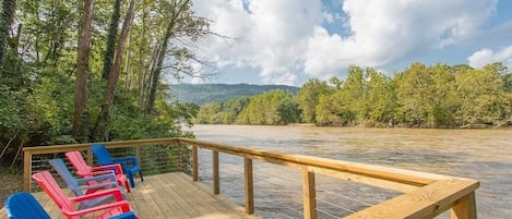 Lower deck situated right on the river, ideal for fishing, relaxing & lounging