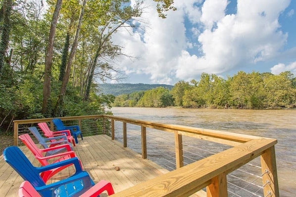 Lower deck situated right on the river, ideal for fishing, relaxing & lounging