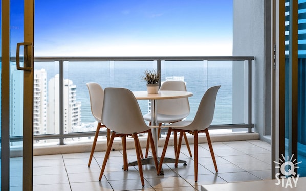 Balcony with the gorgeous views of the ocean and the city 