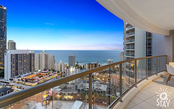 Balcony with the gorgeous views of the ocean and the city 