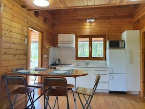 Breakfast Bar & Kitchen