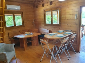 Breakfast Bar & Dining Area