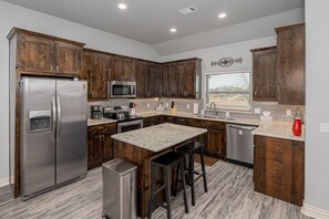 Great Kitchen Set Up w/ Island