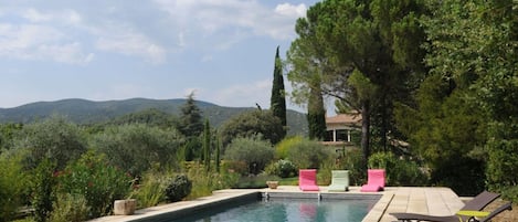 Piscine et jardin avec vue directe sur le Luberon d'est en ouest