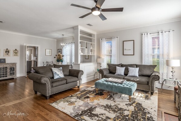 Living room with plenty of cozy seating for 6. 