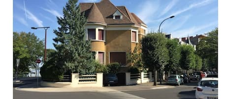 La maison est en angle entre les berges de l'Allier et le parc Napoléon III