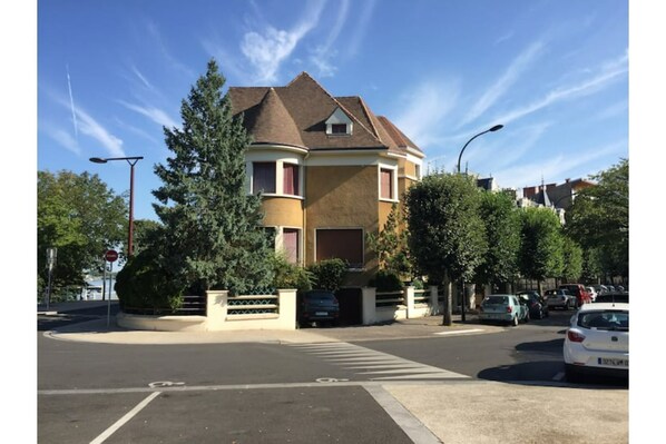 La maison est en angle entre les berges de l'Allier et le parc Napoléon III